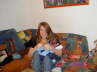 Franzi_mit_Puppe_auf_Couch3